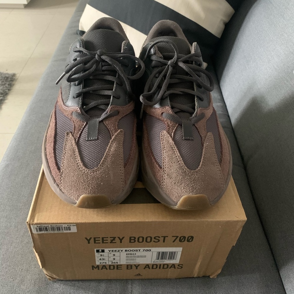 Yeezy boost 700 mauve‎ in a 9.5 - Picture 11 of 13
